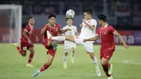 Masuk di babak kedua, pemain Persebaya itu terbukti mampu merepotkan barisan pertahanan lawan. (Bola.com/Ikhwan Yanuar)
