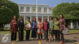 Sembilan Srikandi Tim Pansel Capim KPK berfoto bersama di depan Istana Merdeka, Jakarta (1/9/2015). Kedatangan tim Pansel KPK untuk menyerahkan delapan nama hasil seleksi capim KPK kepada Presiden Joko Widodo. (Liputan6.com/Faizal Fanani)