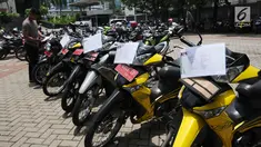 Petugas mengecek kondisi motor operasional KPK yang akan dilelang di Gedung KPK Lama, Jakarta, Selasa (27/2). KPK akan melelang kendaraan operasional inventaris yang telah berumur di atas 10 tahun. (Liputan6.com/Helmi Fithriansyah)