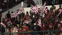 MERIAH - Kelompok suporter pendukung Persis Solo, Pasoepati membanjiri Stadion Mahanan pada laga pembuka Piala Kemerdekaan. (Bola.com/Vincensius Sawarno)n