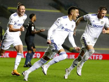 Penyerang Leeds United, Rodrigo, melakukan selebrasi usai mencetak gol ke gawang Manchester City pada laga Liga Inggris di Stadion Elland Road, Sabtu (3/10/2020). Kedua tim bermain imbang 1-1. (Paul Ellis/Pool via AP)
