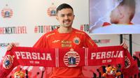 Persija Jakarta mendatangkan pemain asing kelimanya, Oliver Bias dalam skuad Macan Kemayoran di BRI Liga 1 musim 2023/2024. Bertempat di Persija Store, Kuningan, Jakarta Selatan, Kamis (27/7/2023) pemain baru asal Filipina tersebut menandatangani kontrak peminjaman selama setahun dari klub asal Republik Ceska, Pribram FC dengan opsi permanen di musim berikutnya jika tampil sesuai ekspektasi. (Bola.com/Abdul Aziz)