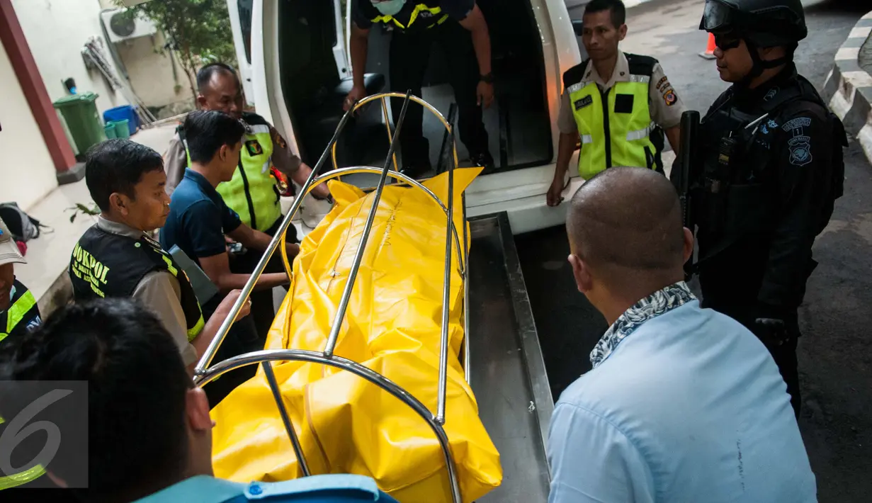 Petugas menurunkan jasad pelaku pengeboman di Taman Pandawa-Bandung, saat tiba di RS Polri Kramat Jati, Jakarta Timur, Senin (27/2). Jenazah dibawa menggunakan ambulans sekitar pukul 14.50 WIB dari Bandung. (Liputan6.com/Gempur M Surya)