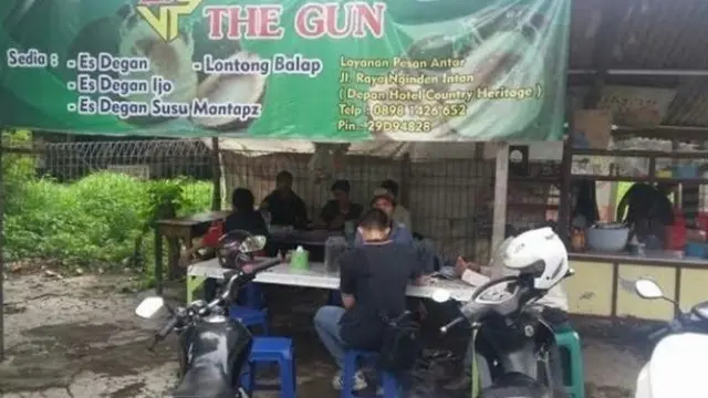 6 Potret Nama Warung Terinspirasi dari Film Ini Kocak Banget