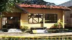 Suasana di Kota Bima, NTB, berangsur normal. Sejumlah warga menyaksikan kantor DPD Partai Golkar Kabupaten Bima yang telah porak-poranda dibakar massa.