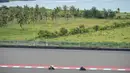 Para pembalap Moto GP melewati trek indah saat latihan bebas ketiga di Sirkuit Pertamina Mandalika di Mandalika, Pulau Lombok, Indonesia, Sabtu (19/3/2022). (AP Photo/Achmad Ibrahim)