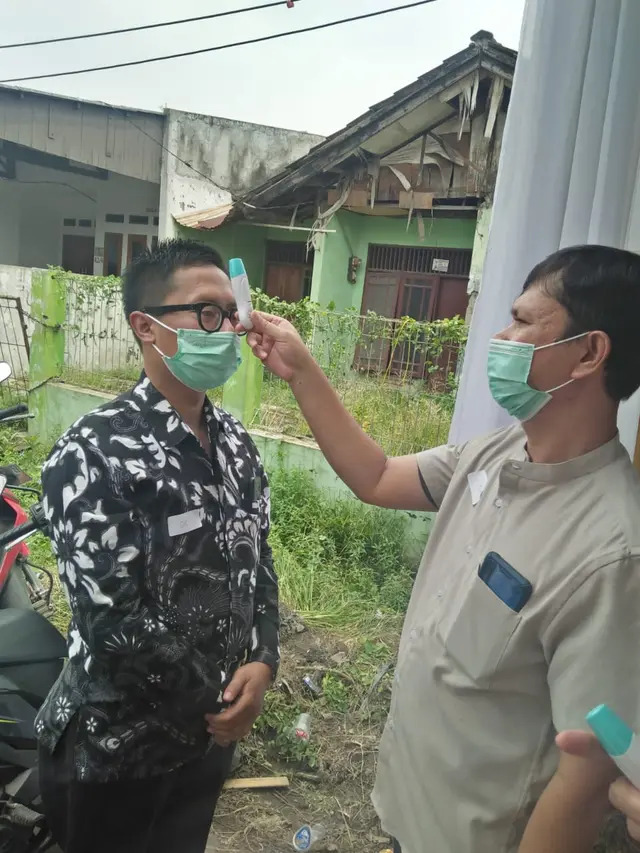 Pengecekan suhu tubuh di acara akad nikah
