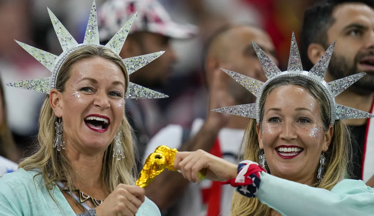 Dua fans wanita Amerika Serikat bersorak menjelang pertandingan  grup B Piala Dunia antara Iran melawan Amerika Serikat di Stadion Al Thumama di Doha, Qatar, Selasa, 29 November 2022. (AP Photo/Ricardo Mazalan)