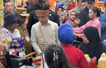 Aksi Hangat di Hari Kartini, Wapres Gibran Borong Kebutuhan untuk Mama Papua
