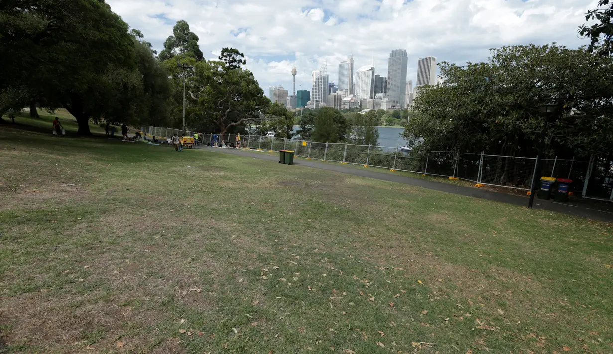Tampak lapangan untuk menonton kembang api sebelum dibuka untuk umum jelang pergantian Tahun Baru di Sydney, Australia, (31/12/2016). Jelang tahun baru pemerintah setempat melarang warganya untuk membawa minuman beralkohol di lokasi. (REUTERS/Jason Reed)