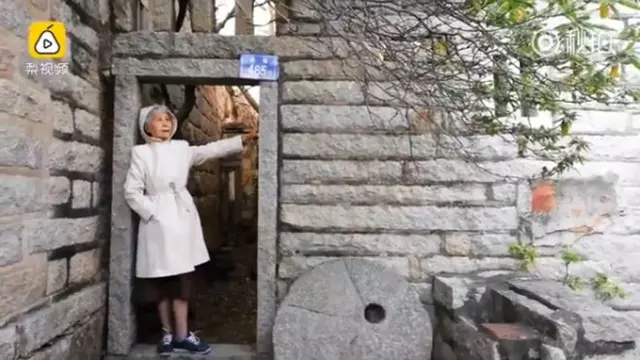 Nenek Qi yang juga seorang pelancong ini tak merasa sedih meski sering jauh dari kampung halamannya yang ada di China (Capture/Pear Video)