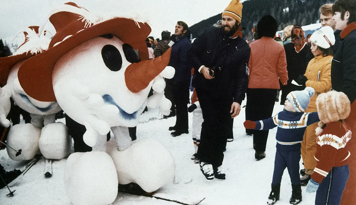 Manusia salju, maskot Olimpiade Musim Dingin 1976 di Innsbruck, menyapa anak-anak di Kitzbuhel, Austria, selama acara ski lereng dunia, Januari 1975. (AP Photo)