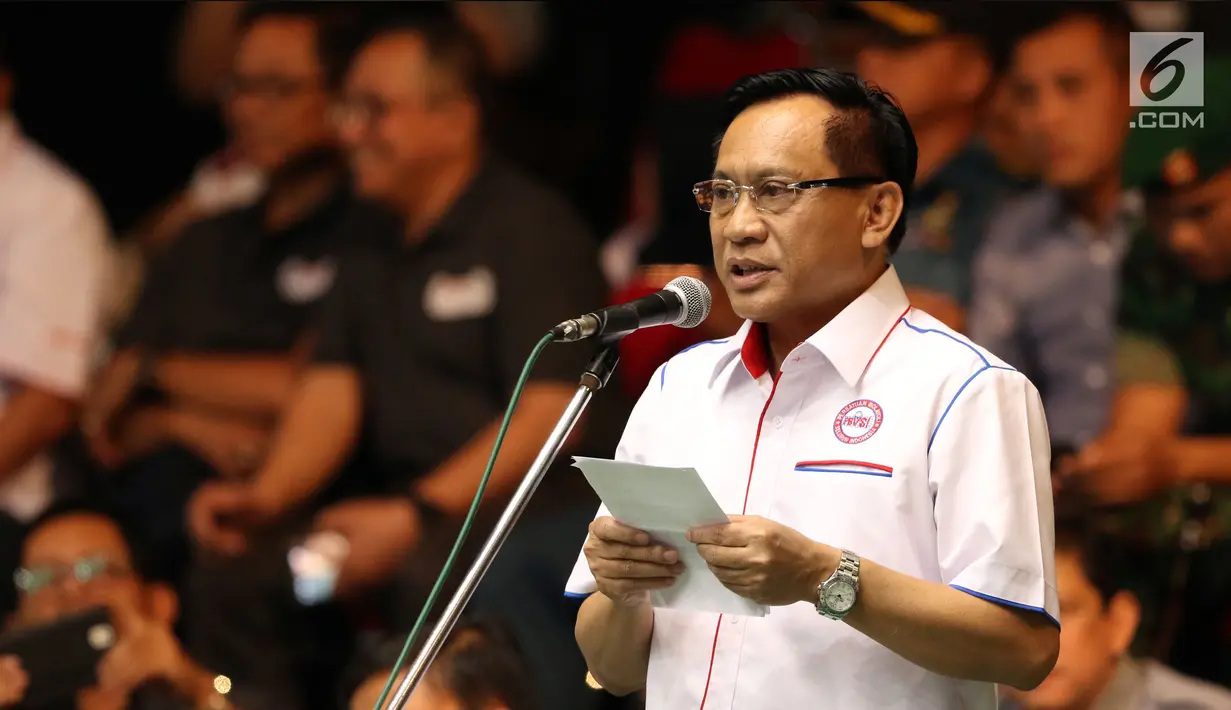 Ketua PBVSI, Imam Sudjarwo memberi pidato pembukaan Kejuaraan Voli Putra Asia 2017 ke-16 di GOR Tri Dharma, Gresik, Senin (24/7). Ajang ini diikuti 16 negara dan terbagi dalam empat grup. (Liputan6.com/Helmi Fithriansyah)