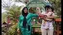 Setelah keliling naik perahu, pasangan ini juga mengunjungi mini zoo untuk mengenalakan baby Ameena dengan binatang. [Instagram/aurelie.hermansyah]