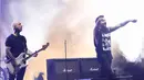 Kelompok musik pop-punk asal Kanada, Simple Plan beraksi di atas panggung Everblast Festival 2023 di Gambir Expo, Kemayoran, Jakarta Pusat, Sabtu (4/3/2023). Simple Plan membuka tur konser The Harder It Looks Tour Southeast Asia mereka dengan tampil di Everblast Festival 2023. (Liputan6.com/Herman Zakharia)