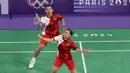 <p>Ganda campuran Indonesia, Rinov Rivaldy/Pitha Haningtyas Mentari berusaha mengembalikan bola di depan net saat menghadapi wakil Prancis, Thom Gicquel/Delphine Delrue pada laga Grup A Olimpiade Paris 2024 di Porte De La Chapelle Arena, Paris, Senin (29/7/2024). Rinov Rivaldy/Pitha Haningtyas Mentari kalah dua gim langsung 13-21, 15-21. (Dok. NOC Indonesia/Naif Muhammad Al'as)</p>