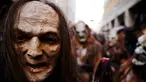 Sorang pria mengenakan kostum Krampuss selama parade di Munich, Jerman, Minggu (13/12). Menurut legenda setempat, Krampuss merupakan sosok iblis yang sangat menyeramkan. (REUTERS/Michael Dalder)