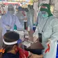 Kegiatan surveilens berupa rapid test yang dilakukan oleh Dinas Kesehatan di Pasar Pinasungkulan Karombasan, Manado.