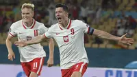 Polandia langsung mengambil inisiatif penyerangan di awal babak kedua. Hasilnya, pada menit ke-52 striker Robert Lewandowski berhasil mencetak gol lewat sundulan kepala menerima umpan Kamil Jozwiak. Skor berubah 1-1. (Foto: AP/Pool/David Ramos)