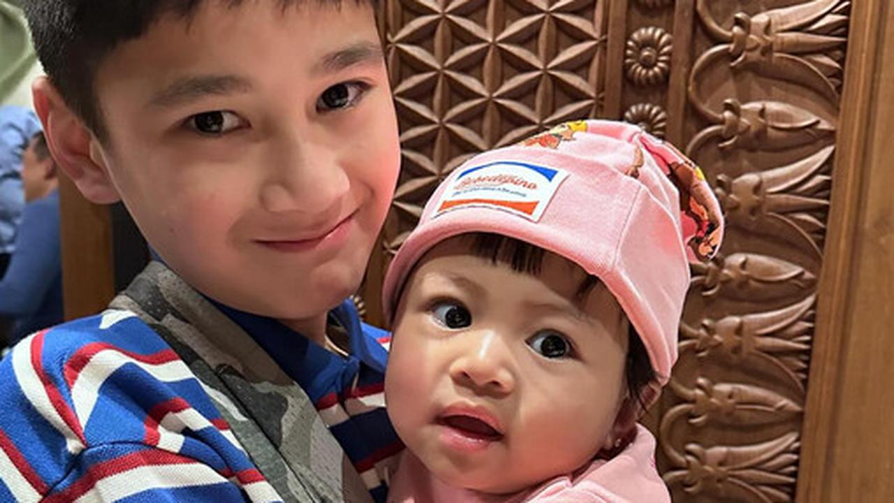 Disebut Si Ganteng & Si Cantik, Potret Penuh Kehangatan Rafathar Gendong Baby Lily Disorot
