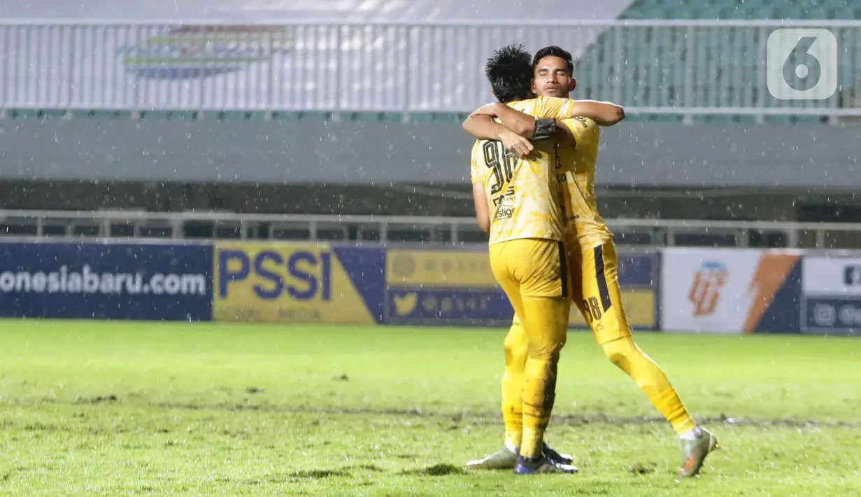 Penjaga gawang RANS Cilegon FC melakukan selebrasi usai menumbangkan PSIM Yogyakarta pada laga semifinal Liga 2 Indonesia 2021 di Stadion Pakansari, Kab Bogor, Senin (27/12/2021). RANS Cilegon unggul 3-0 dan memastikan satu tempat promosi ke Liga 1. (Liputan6.com/Helmi Fithriansyah)