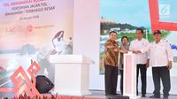 Presiden Jokowi (dua kanan) bersama Menteri PUPR Basuki Hadimuljono (kanan), Menteri BUMN Rini Sormarno (dua kiri), dan Gubernur Lampung Muhammad Ridho (kiri) meresmikan Tol Bakauheni, Lampung, Minggu (21/1). (Liputan6.com/Pool/Biro Setpres)