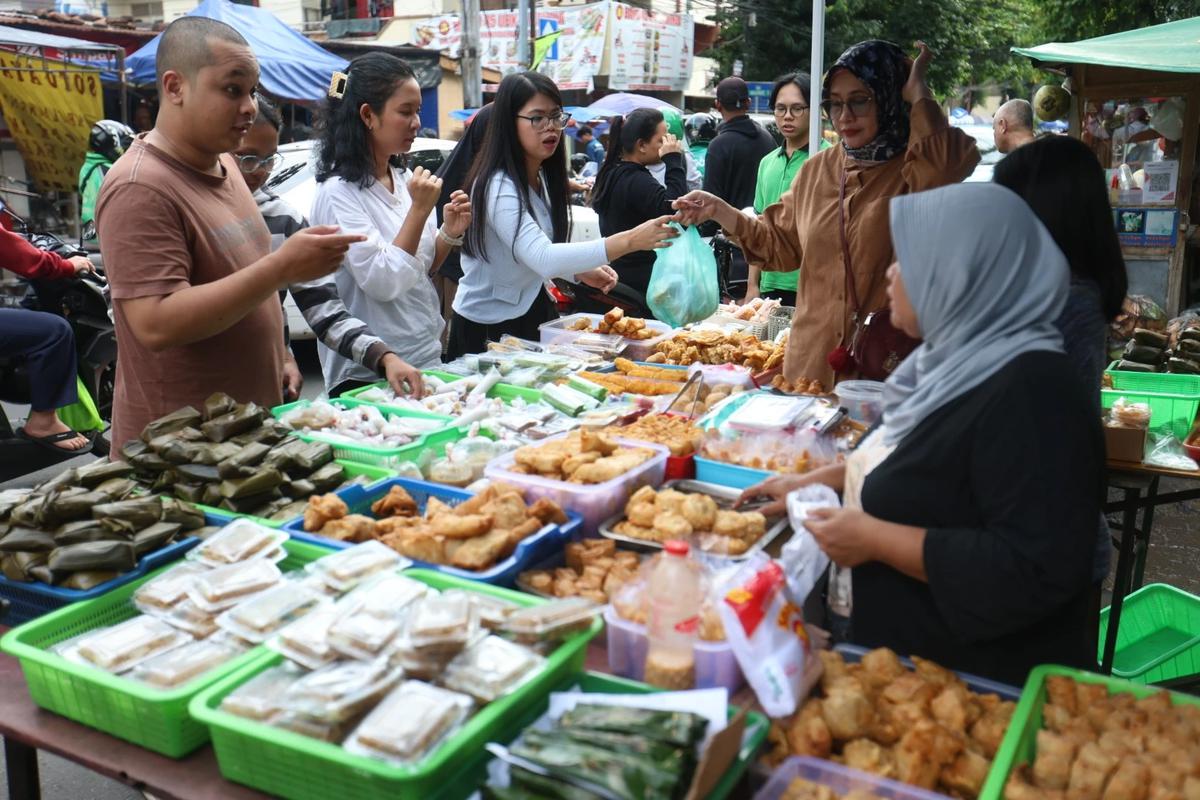 FOTO: Ramai Warga Kwitang Berburu Takjil di Hari Keenam Ramadan 1447 H