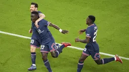 Gelandang PSG, Idrissa Gueye (tengah) berselebrasi dengan rekan setimnya Lionel Messi dan Nuno Mendes setelah mencetak gol ke gawang Manchester City pada pertandingan grup A Liga Champions di Parc des Princes di Paris, Rabu (29/9/2021). PSG menang atas Manchester City 2-0.  (AP Photo/Michel Euler)