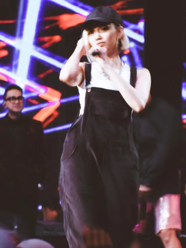 Gaya Rina Nose ketika meniru Agnez Mo (Foto: Instagram rinanose16)