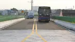 Busway Transjakarta melintas di dekat Halte Cipulir saat peresmian koridor 13 Transjakarta, Jakarta (16/8). Koridor 13 Transjakarta sepanjang 9,8 kilometer tersebut resmi beroperasi. (Liputan6.com/Immanuel Antonius)