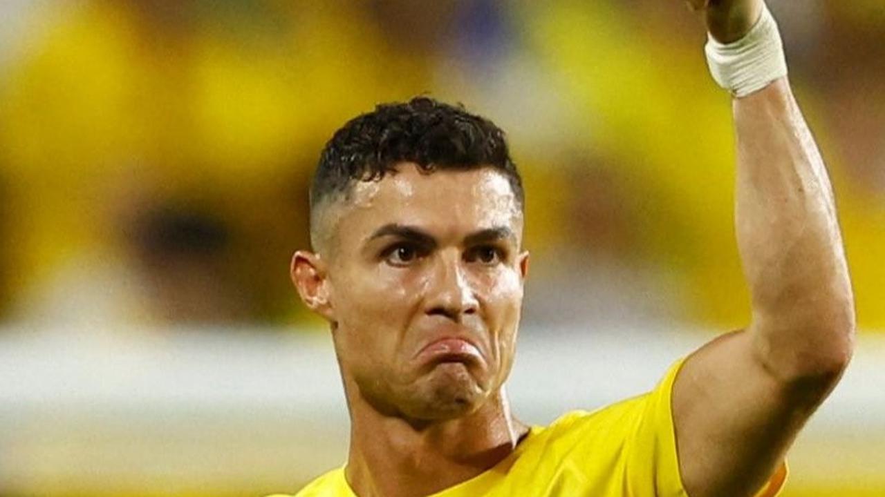 Setelah wasit mengeluarkan kartu merah, Ronaldo pun juga  sempat mengancam meninju wasit. Foto: Reuters<br>