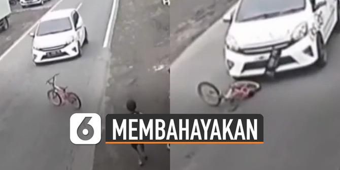 VIDEO: Membahayakan, Bocah Bermain Sepeda Di Pinggir Jalan Hingga Sepedanya Tertabrak Mobil