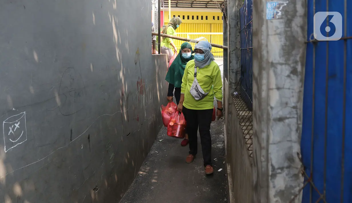 Warga mendistribusikan bantuan bahan pokok di RT03/RW03, Kelurahan Cilangkap, Jakarta, Jumat (21/5/2021). Bantuan sebagai bentuk kepedulian terhadap warga yang melakukan isolasi mandiri karena terkonfirmasi Covid-19. (Liputan6.com/Herman Zakharia)