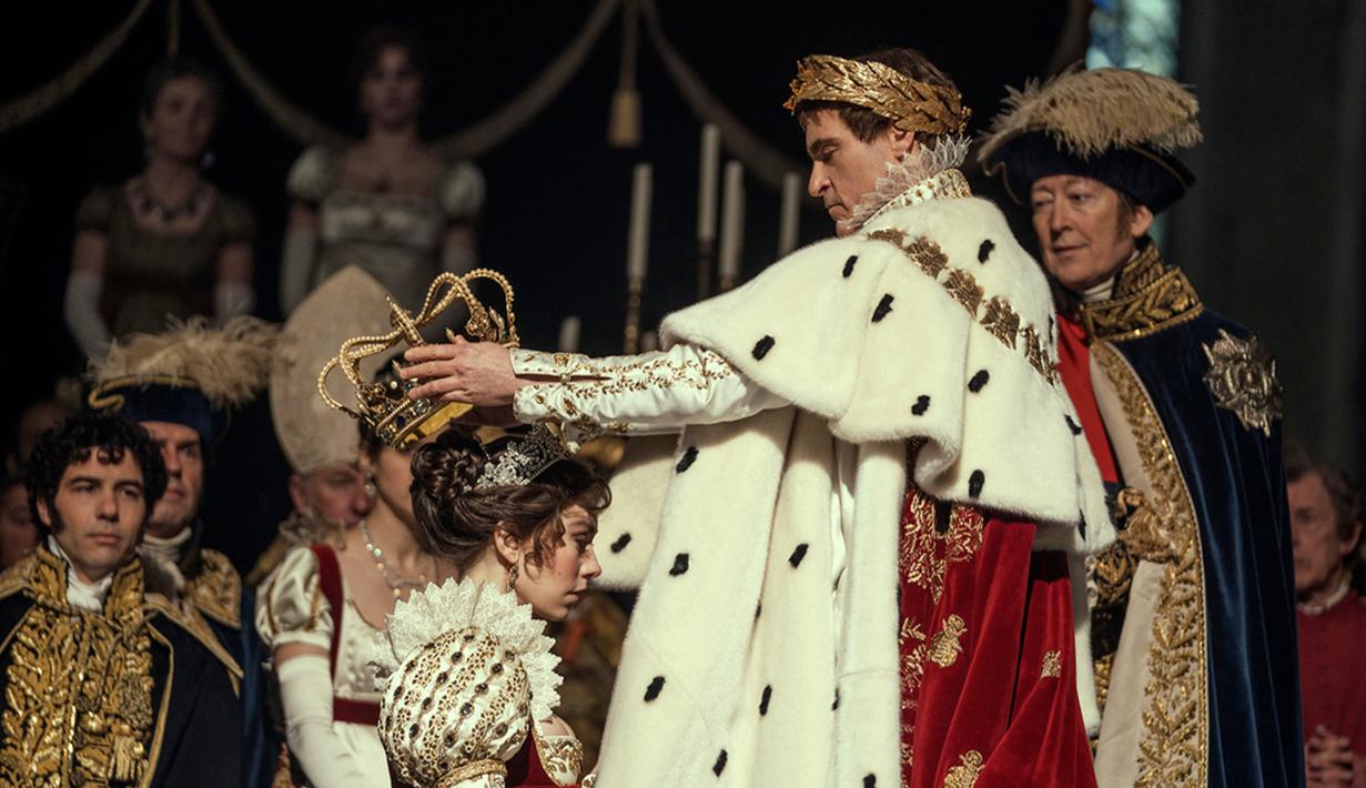 Film ini menceritakan sejarah dan asal-usul jenderal ikonis asal Prancis Napoleon Bonaparte (Joaquin Phoenix) ketika era Revolusi Prancis di tahun 1793. Adapun film ini memperlihatkan bagaimana Bonaparte bisa melangkah menuju kekuasaan. (Aidan Monaghan/Apple TV+ via AP)