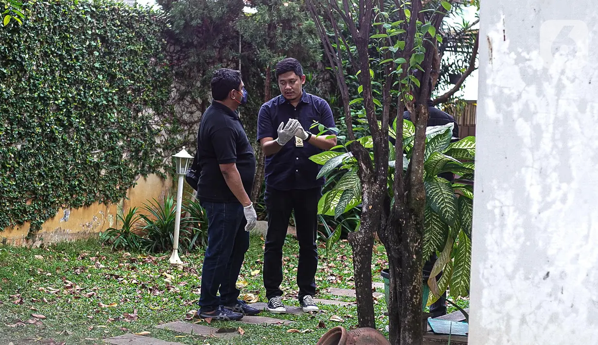Tim penyidik kepolisian melakukan prarekonstruksi di rumah singgah Irjen Ferdy Sambo di Komplek Polri Duren Tiga, Jakarta, Sabtu (23/7/2022). Tim khusus gabungan pengungkapan kasus baku tembak dua anggota Polri yakni Brigadir J atau Brigadir Yosua dan Bharada E kembali menggelar pra-rekonstruksi. (Liputan6.com/Faizal Fanani)