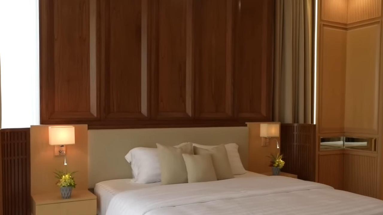 Tempat Tidur Simetris dengan Headboard Vertikal Kamar Luna Maya (©YouTube: Luna Maya)