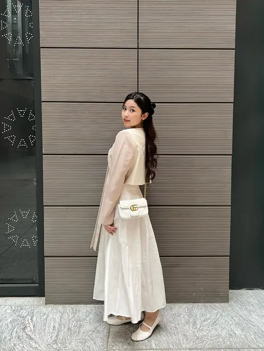 Putri Sultan Djorghi dari pernikahannya dengan Annisa Trihapsari ini mulai akting dan nyanyi. [Instagram.com/aqueneazizdjorghi]