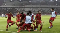 Pemain Timnas Indonesia U-19 merayakan gol yang dicetak Bagus Alfikri pada laga Kualifikasi AFC U-19 2020 di Stadion GBK, Jakarta, Minggu (10/11). Indonesia U-19 berhasil menahan imbang 1-1 DPR Korea. (Bola.com/Yoppy Renato)