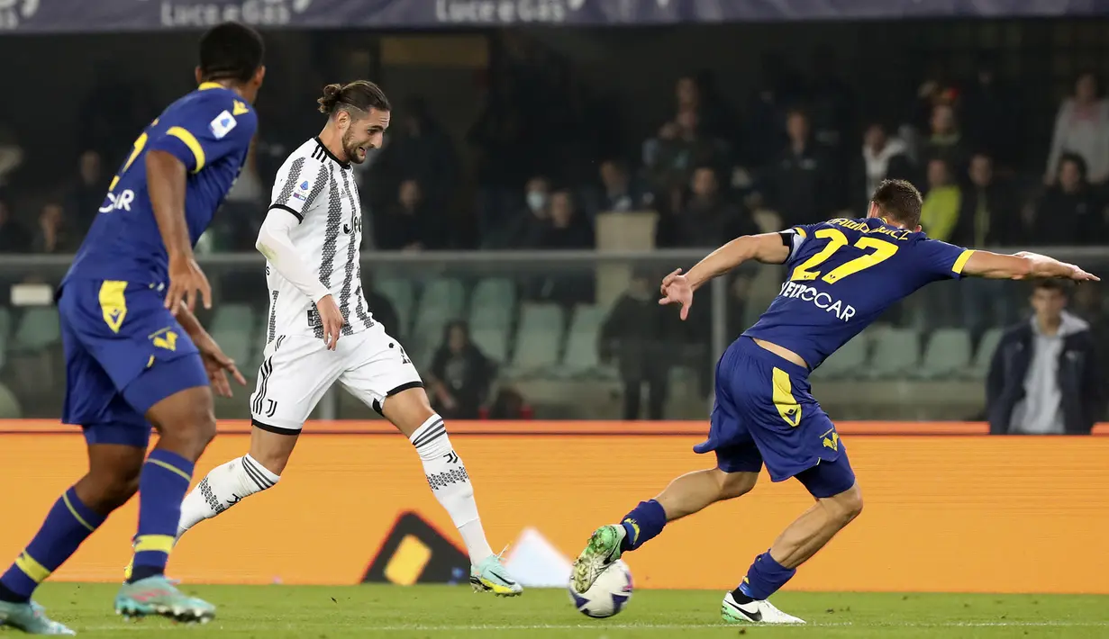 <p>Gelandang Juventus, Adrien Rabiot membawa bola dari kawalan pemain Verona, Pawel Dawidowicz selama pertandingan lanjutan Liga Serie A Italia di stadion Bentegodi di Verona, Jumat (11/11/2022). Juventus menang tipis atas Verona dengan skor 1-0. (Paola Garbuio/LaPresse via AP)</p>