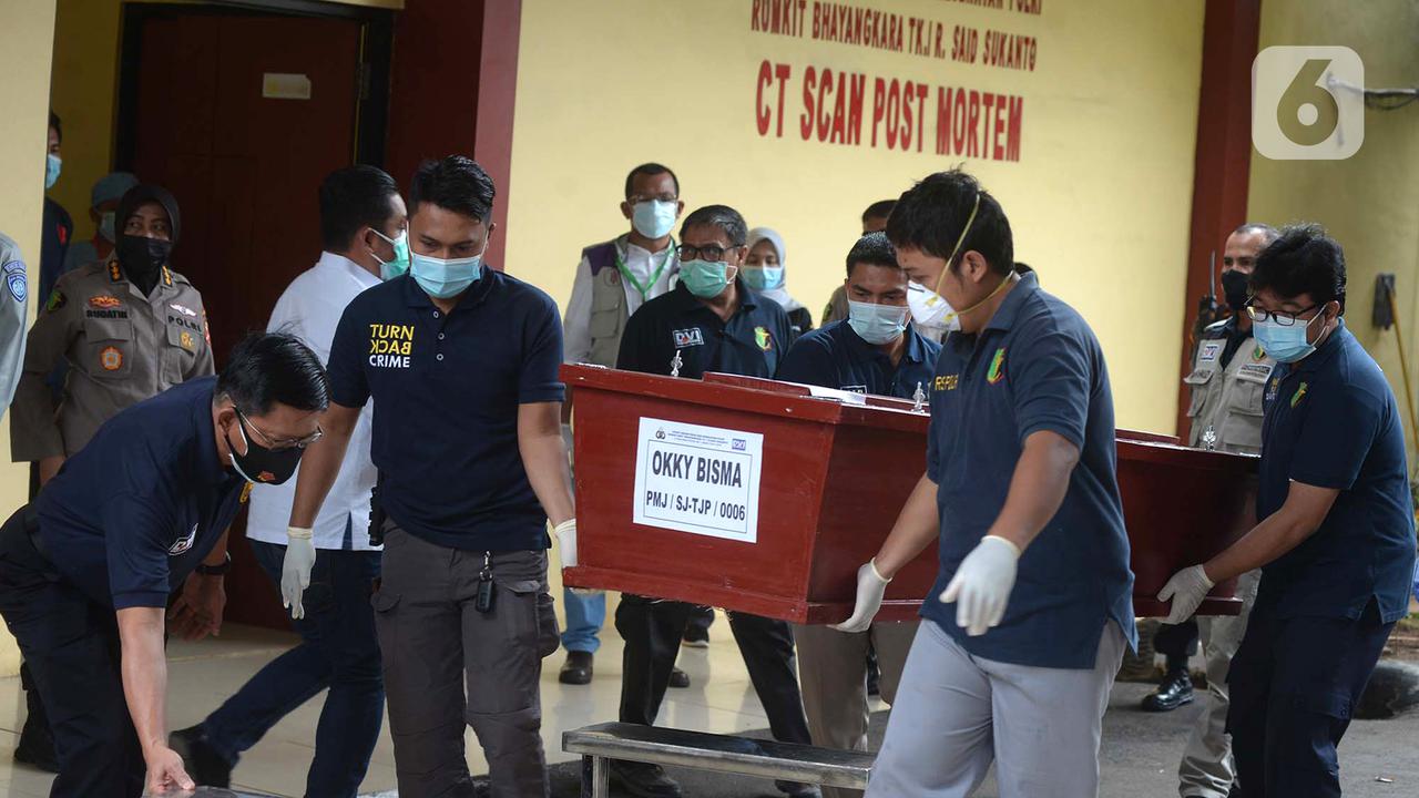 FOTO: Jenazah Pertama Korban Kecelakaan Sriwijaya Air SJ 182 Diserahkan ke Pihak Keluarga