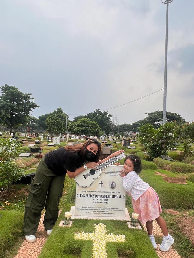 Jelang Tahun Baru, Ini 7 Momen Mutia Ayu dan Gewa Ziarah ke Makam Glenn Fredly
