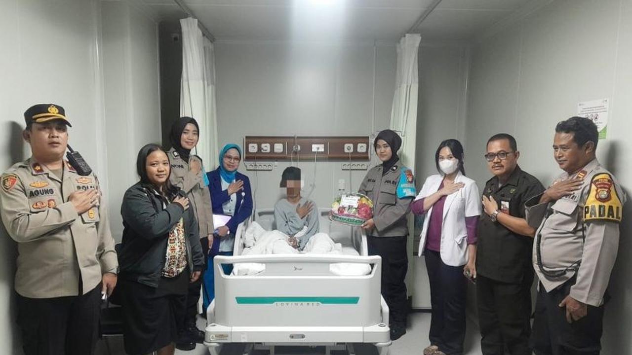 Polres Jakpus Dampingi Korban Ledakan SMAN 72 di RS, Wujudkan Pendekatan Humanis Polri