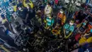 Warga mengisi daya ponsel saat berlindung di pusat evakuasi Quezon City, Filipina, 12 November 2020. Topan Vamco, topan dahsyat ketiga yang melanda Filipina dalam 11 hari terakhir, membawa angin kencang dan hujan deras yang memicu tanah longsor, longsor batu, serta bandang. (Xinhua/Rouelle Umali)