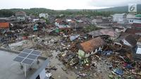 Pemandangan dari udara kawasan pemukiman nelayan di Kampung Sumur Pesisir, Pandeglang, Banten, Selasa (24/12). Situasi Kampung Sumur gelap gulita karena listrik mati saat tsunami menerjang. (Merdeka.com/Arie Basuki)