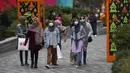 Para pejalan kaki berjalan di alun-alun di New York, Amerika Serikat (AS), 25 Oktober 2020. AS melaporkan lebih dari 83.000 infeksi baru pada 23 dan 24 Oktober, memecahkan rekor harian sebelumnya sekitar 77.300 kasus yang tercatat pada Juli lalu. (Xinhua/Wang Ying)