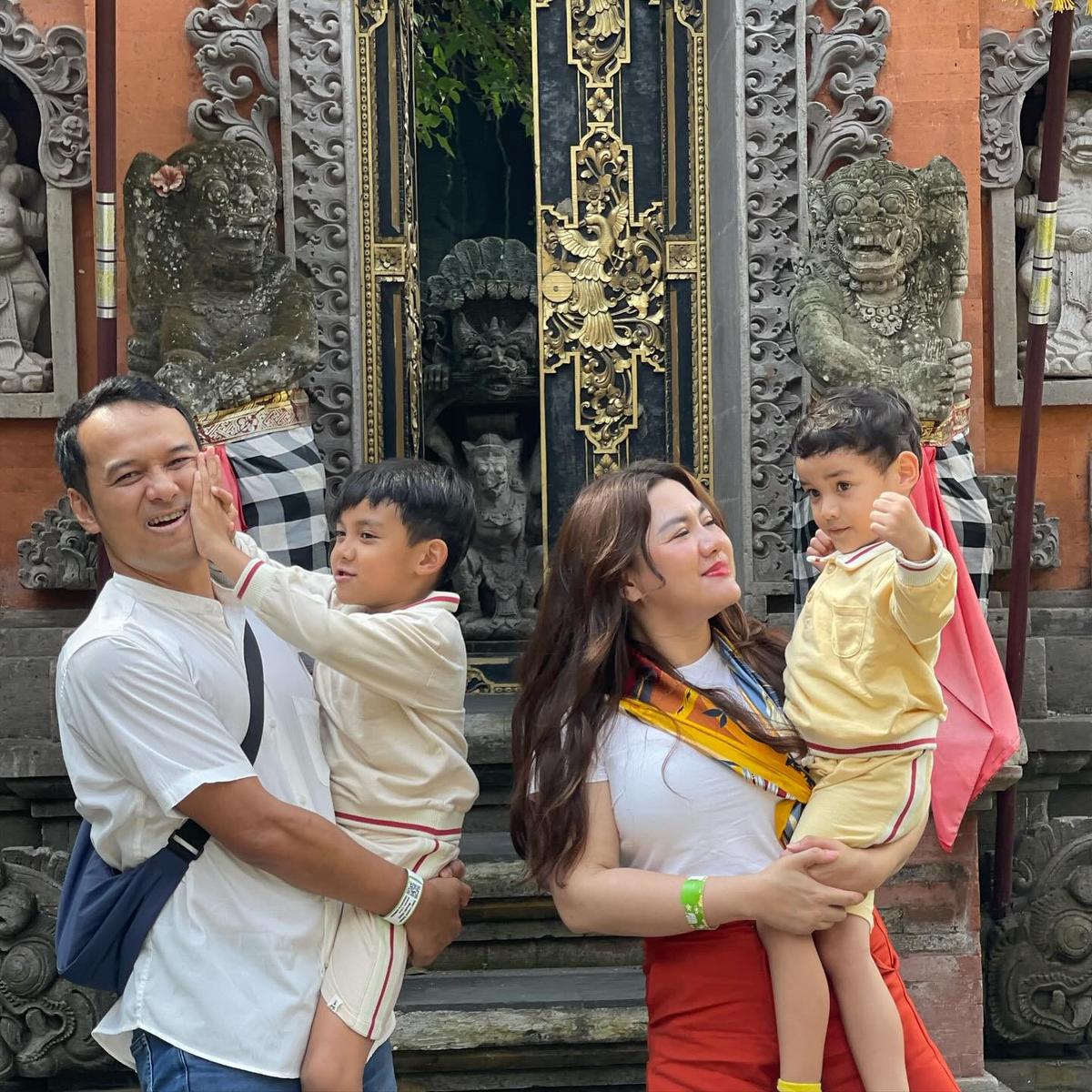Potret Vicky Shu dan Keluarga Liburan di Bali