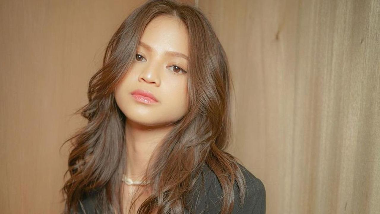Wajah cantik Maudy Effrosina masih sangat cocok memerankan karakter anak SMA, siapa sangka ia ternyata sudah berusia 28 tahun.<br>