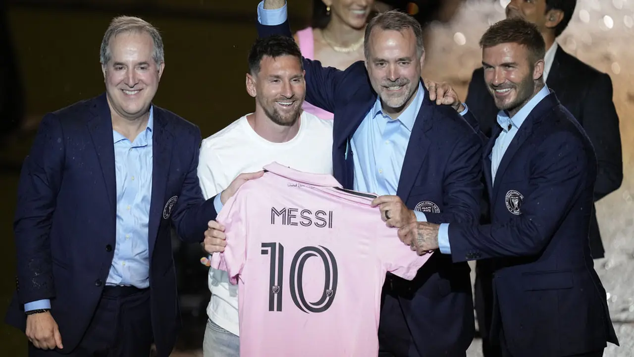 Foto: Pamer Nomor 10, Lionel Messi Resmi Diperkenalkan Inter Miami