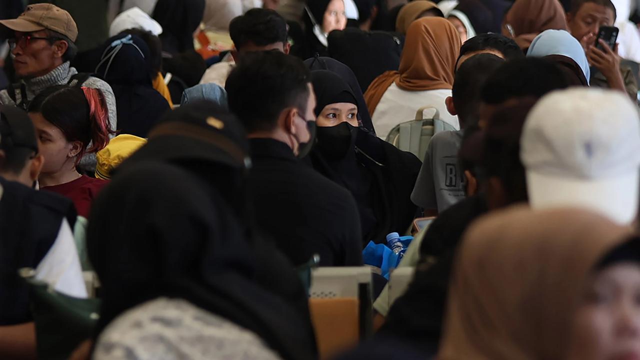 FOTO: Pemudik Mulai Padati Stasiun Pasar Senen Jelang Puncak Arus Mudik