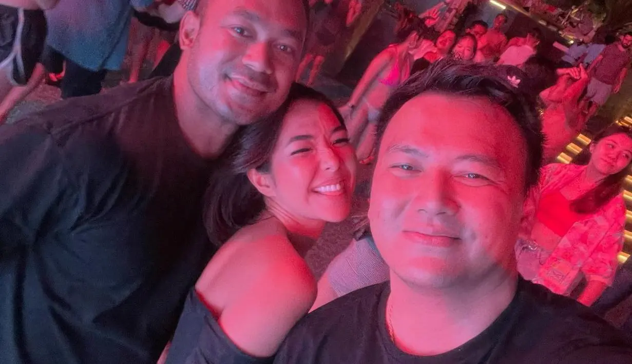 Wijaya Saputra alias Wijin bersama mantan kekasihnya, Gisella Anastasia dan seorang teman mereka di acara ulang tahun ke-40 Sammy Simorangkir. (Instagram @jaysforeal)